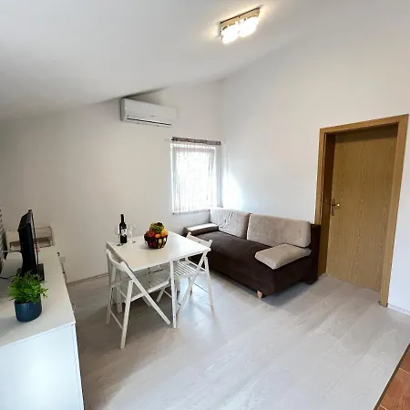 Alena Apartment *