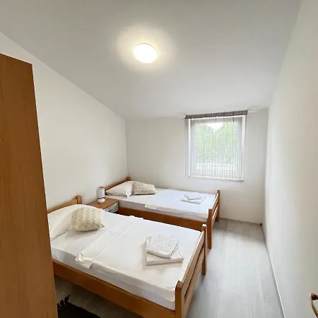 Alena Apartment Vir