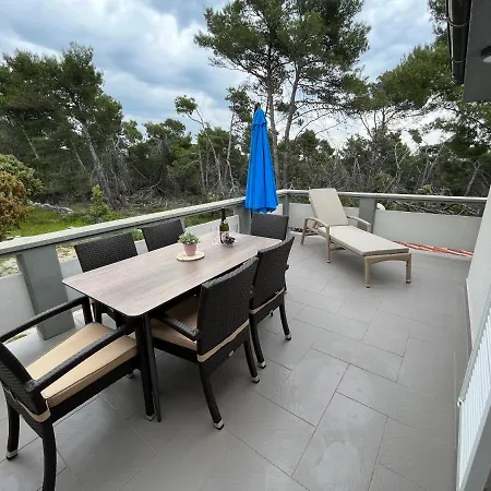Alena Apartment Vir