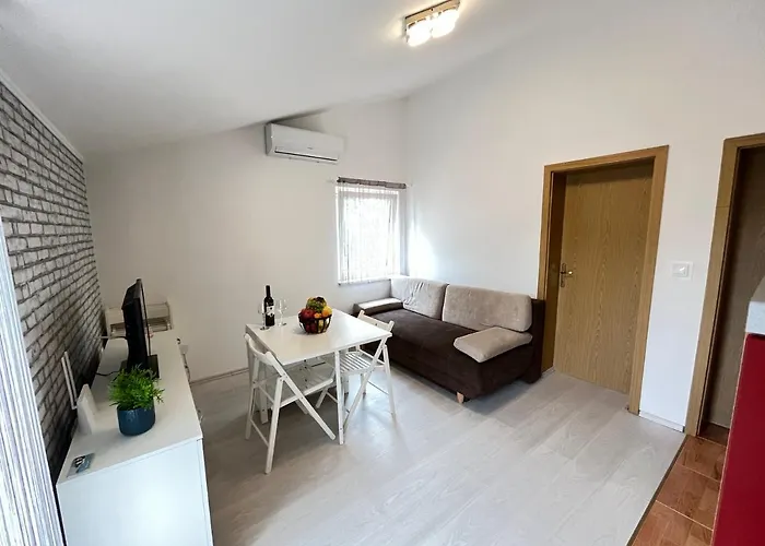 Alena Apartment *